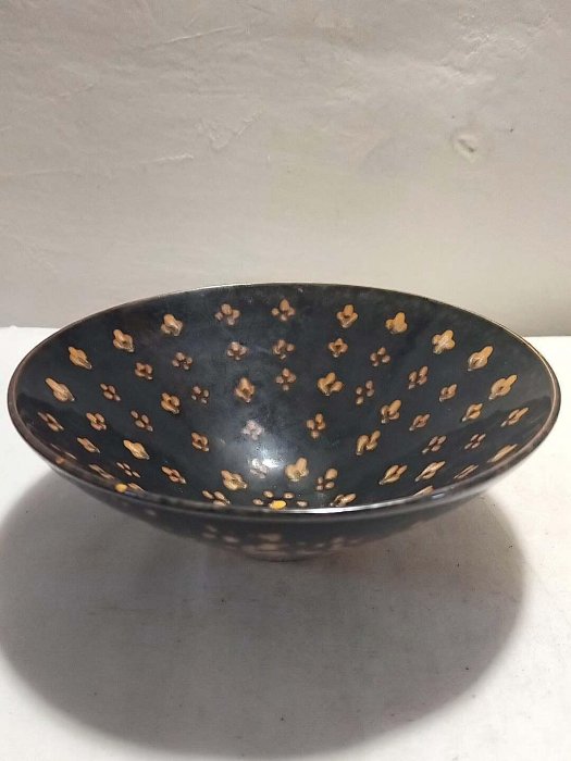宋代吉州窯斗笠碗，釉色黑亮現斑紋，古雅宜賞亦可餐，實物見附圖，老器