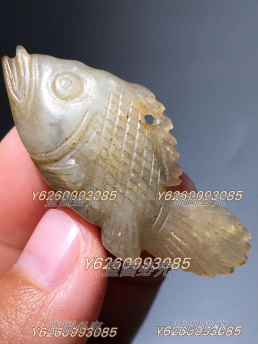 老和田玉魚形掛件玉質溫潤細膩雕工精致魚身鱗片刻畫清晰造型生動整體品