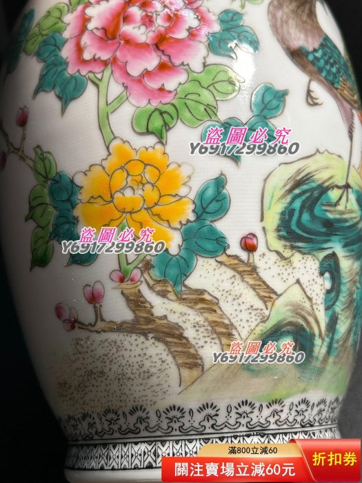 日本回流景德鎮四字款粉彩手繪孔雀牡丹詩文花瓶賞瓶，色彩濃郁飽滿