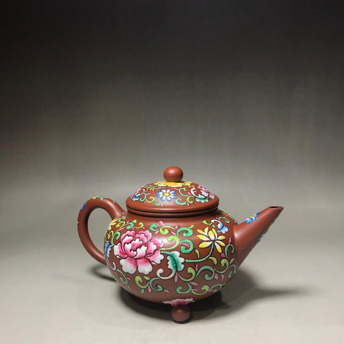 珍藏琺瑯彩紫砂壺品茗：三足水平底款：大彬材質：朱泥容量：400cc 出水