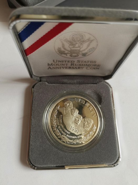 美國1991年總統山國家公園50年 精制銀幣紀念銀幣幣原盒，如圖所示