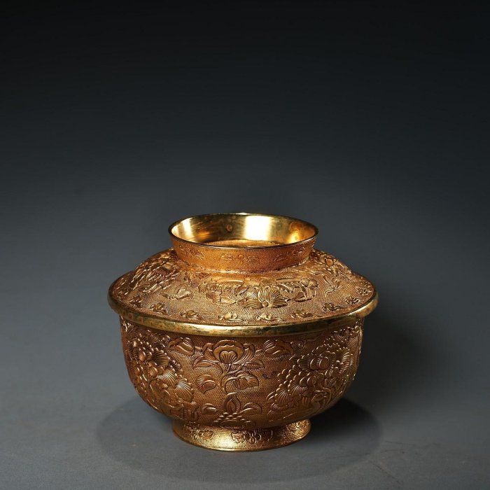 珍品舊藏收高浮雕鏨刻鎏金蓋碗杯工藝精湛器型精美重510克高9釐米直徑