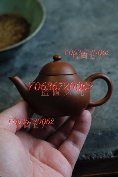 清中期嘉慶道光梨形壺此壺為傳統梨形，以朱泥為胎， 古董紫砂