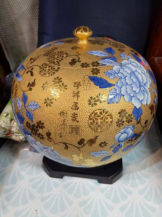台華窯　純金使用 金魚　七宝　宝の壺 台湾美術 (雕金堆線金魚聚寶蓋罐) 雕金堆線金彩寶藏富貴花鳥聚寶蓋罐-東方空間文化藝術事業有限公司