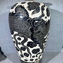 ※中国古美術/磁州窯黒掻落龍紋大梅瓶/北宋代/ 宋代磁州窯龍紋大梅瓶品相如圖，器型規整，釉面瑩潤古樸，黑白分明，刮