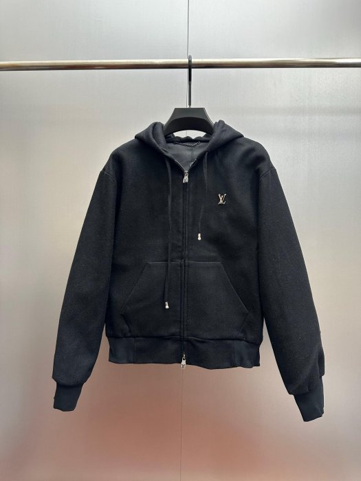 LV 25ss新款科技連帽束腰夾克本款連帽束腰夾克以科技混紡綿羊毛裁出動感廓形，為抽繩端頭融入華美珠飾，再於胸前標注金屬 LV 字母。可搭配NO143260