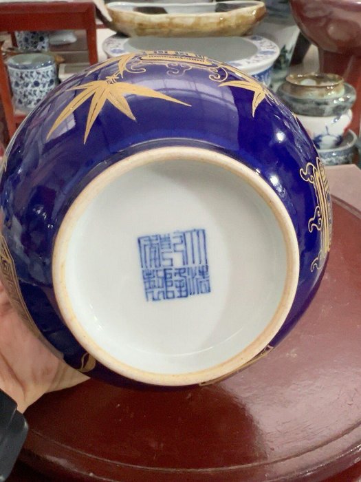 藍釉菊菱紋水盤 [B29523] 景德鎮寶石藍釉霽藍描金膽瓶，純手工繪梅菊紋，釉色深邃如冰，金線流暢