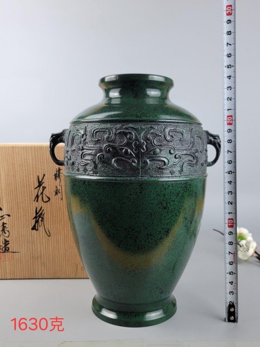 嚴選日本高岡銅器饕餮紋高浮雕鑄銅花瓶，原盒保存，適合插花擺設於雅居
