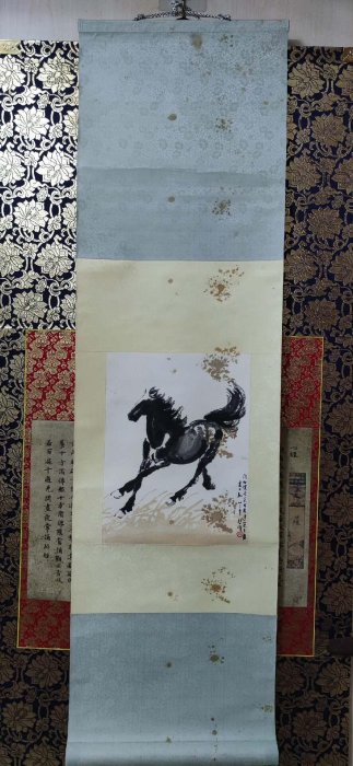 嚴選徐悲鴻奔馬圖木版水印字畫，60至70年代佳作綾裱紙本裝裱收藏品奔馬