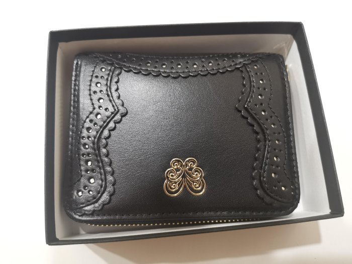 『Anna Sui』全新「黑色牛皮」ㄇ型拉鍊短夾一個 / Wallet皮夾零錢包 ~ 撿便宜