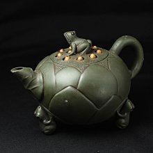 中国古美術・原鉱段泥 カエル蓮子壺 、底槽款:蒋蓉紋、紫砂壺・急須・茶道具 桑園の】藏讓~原礦綠泥純手工大師蔣蓉款三足蓮子蛙鈕壺青蛙蓮子壺紫砂