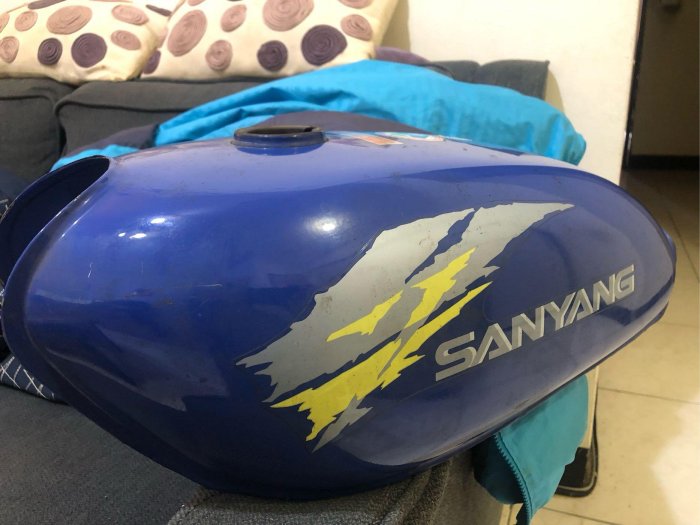 野狼125三期汽油箱原廠如圖所示.