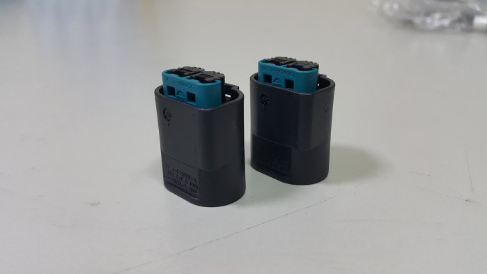 F20 F21 F22 F23 F11 F12 F13 F18 大燈霧燈喇叭 方向燈 插頭外殼 角燈 電線線組 (是1個的售價)61138373332