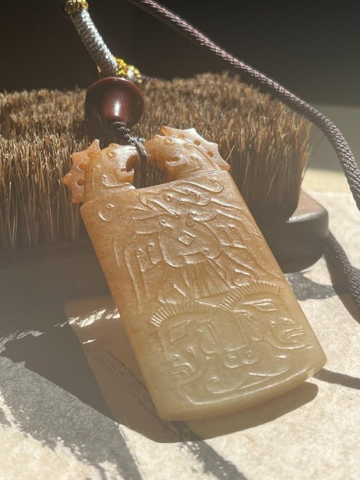 文化期高古玉和闐白玉土沁鷹冠神人玉牌佩飾53g7.4*3.8*0.8極品玉牌