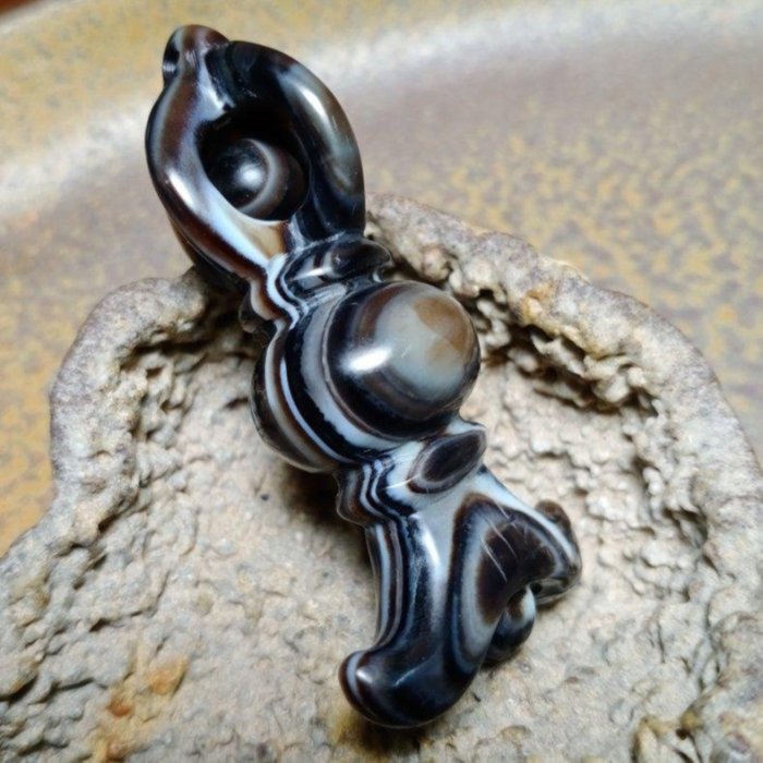 969　天珠　金剛杵天珠　羊眼　板眼　一線　dzibeads！ 金剛鈴杵天眼珠項墜Ben-56~天然本色西藏九眼頁岩石原礦天珠、純手工精