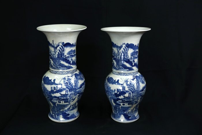 博古珍藏》清．青花山水閣樓紋鳳尾瓶一對．高41公分．