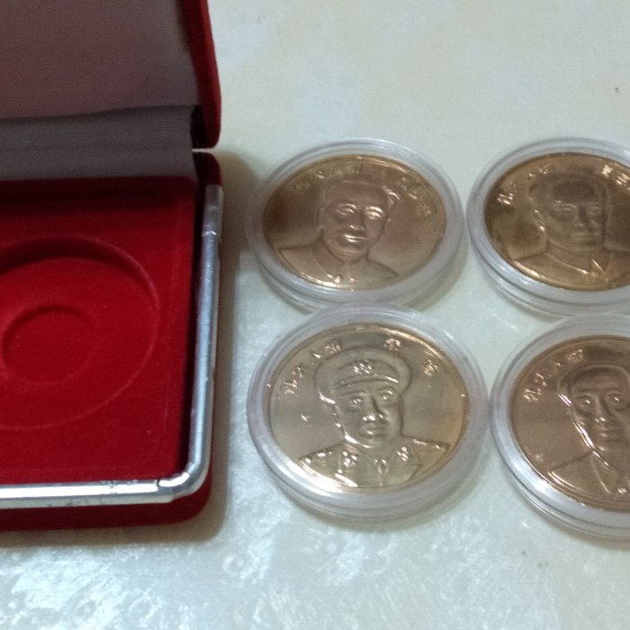 中華人民共和國偉人像毛澤東，周恩來，劉少奇，朱德四枚24K鍍金紀念章