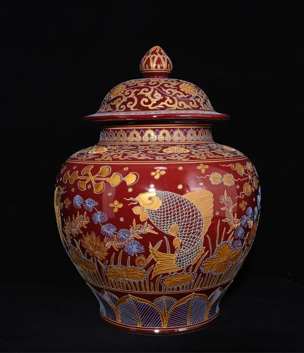 可議價明代祭紅釉瀝粉描金魚藻紋蓋罐，高44×34厘米??20007490禦窯