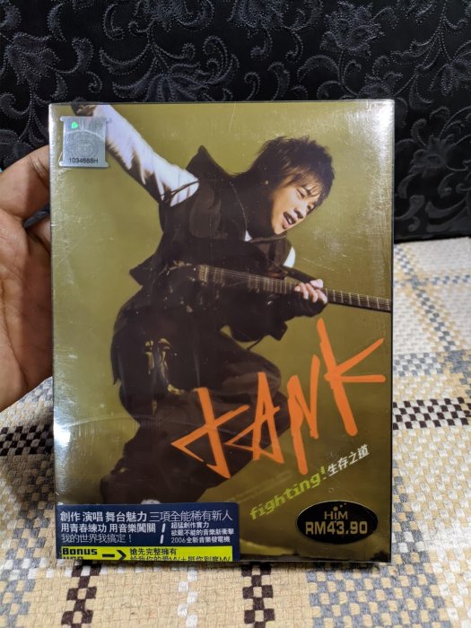 新品★TANK(呂建中) Fighting!生存之道 冠軍慶攻超値版CD＋VCD 嚴選《生存之道》TANK FIGHTING 呂建中馬版CD專輯，全新未開封正版發行