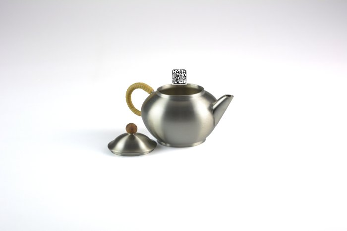 錫器　茶壺 A metal-mounted yixing red stoneware teapot, Qing dynasty