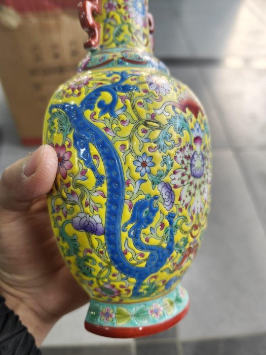 嚴選乾隆時期粉彩雙耳瓶，古典花卉龍紋裝飾，紅釉美觀獨特，適合收藏家