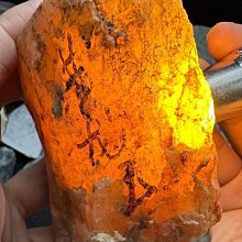 天然の原石 黃龍玉 玉石，A2638，352g黃龍玉原石，天然紋理獨特，顏色溫暖透亮。適合收藏