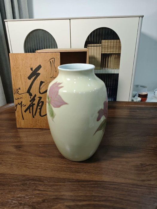 日本古董花瓶鳳仙窯琥山作品，非常雅致，原木盒多年存放原因變形了