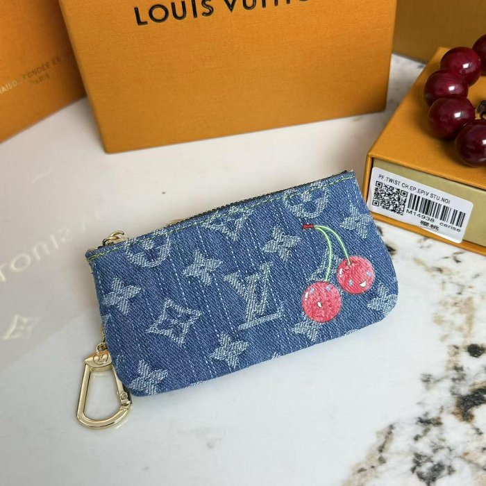 精品零錢包 LV新款鑰匙包 拉鍊零錢包 小巧可愛又迷你mini M14938 牛仔櫻桃鑰匙包 配盒子包裝