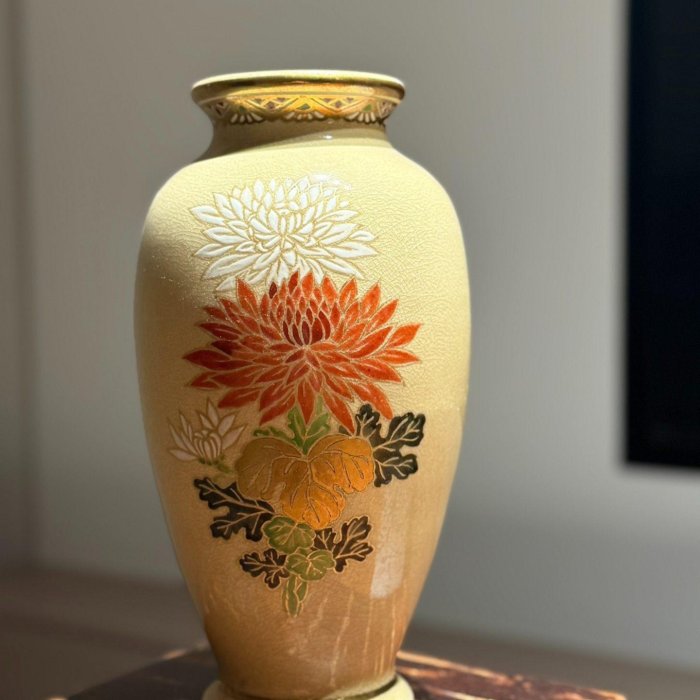 嚴選日本回流薩摩燒花瓶，牡丹富貴平安圖騰，細膩開片搭配華麗金花紋