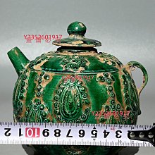 三彩執壺唐三彩的制作工藝相當復雜。它是一種多色彩的低溫釉陶器，以