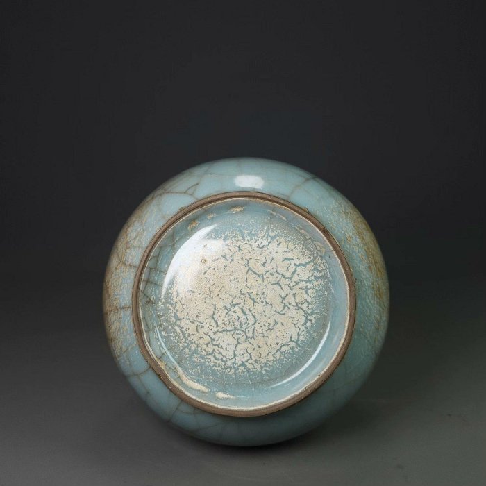 宋代汝窯開片盤口瓶，釉色天青溫潤，高22公分寬13公分，開片自然，胎質