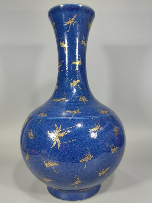 清代光緒時期手工霽藍釉描金賞瓶，精雕細琢，飽和度高的藍色中點綴金色