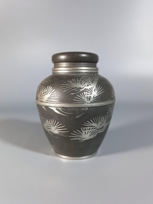 華寶軒』茶道具昭和時期錫製乾茂號造長青松紋飾中型茶入茶葉罐錫