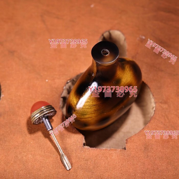 玳瑁鼻煙壺一對器型款式精美配老浮雕彩繪木頭盒一個古董老貨擺件【古董