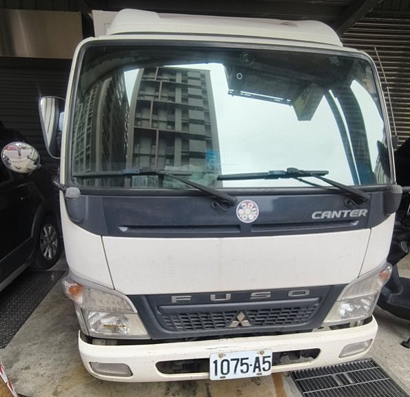 堅達貨車:有車廂，升降尾門.附行車紀錄器..可倒車顯影