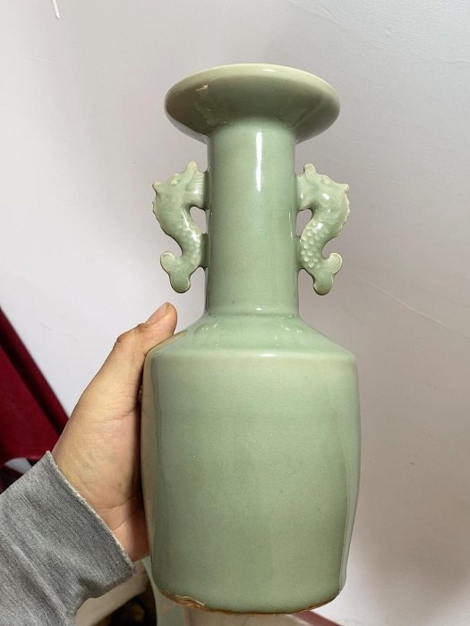 南宋龍泉窯青瓷雙魚耳瓶，灰胎梅子青釉，魚耳設計，細膩胎質，溫潤釉色
