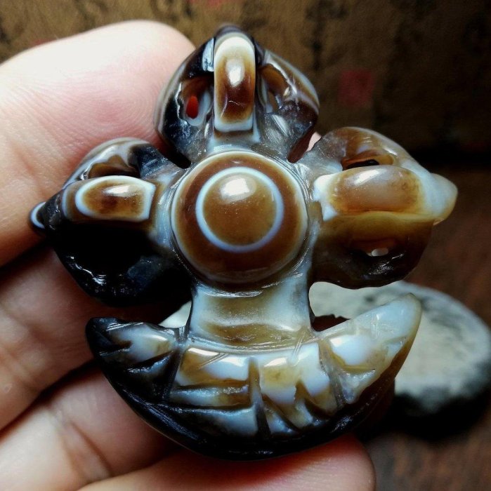 超厚件天眼珠金剛斧/金剛杵手工立體巧雕項墜~天然西藏九眼頁岩(天珠礦