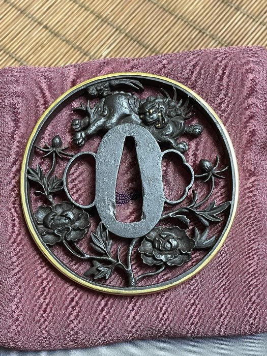 鍔 英光 花押 牡丹獅子図 高彫 刀装具 小道具 鐔 鍔 縁頭 目貫 拵え 拵 鍔 英光 花押 牡丹獅子図 高彫 刀装具 小道具 鐔 鍔 縁頭 目貫