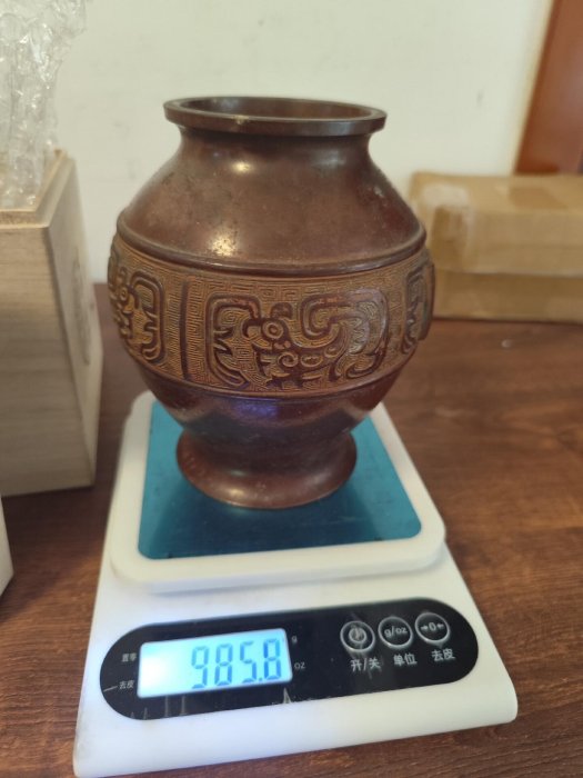 嚴選日本鑄銅饕餮回字紋花瓶，高度約18公分，典雅小品收藏，附原木盒