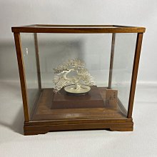 古玩輕鬆拍】日本名家金銀工藝家光則作純銀製「松」盆栽玻璃櫃置物