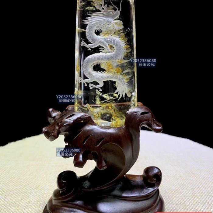 天然水晶黃膠花景石內雕龍擺，晶體通透，造型大氣龍是四靈之首，有升騰