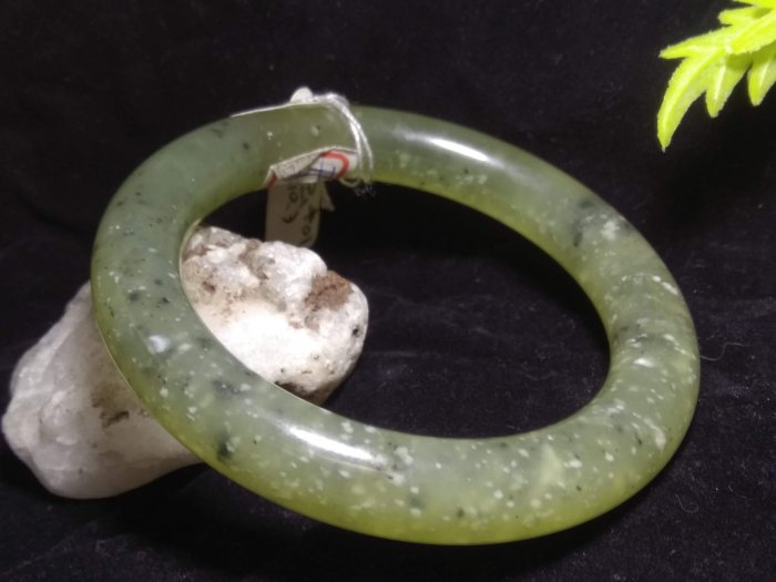 天然岫玉 年年有餘 賞物 擺件 高15cm 幅12cm  岫玉180山水花玉摆件：自然之美，家中一景！天然岫玉的收藏级艺术品