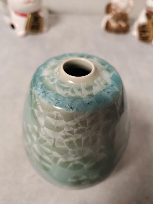五雲窯三代前田喜代范師傳結晶青瓷花瓶，獨特器型與美彩晶紋推薦收藏