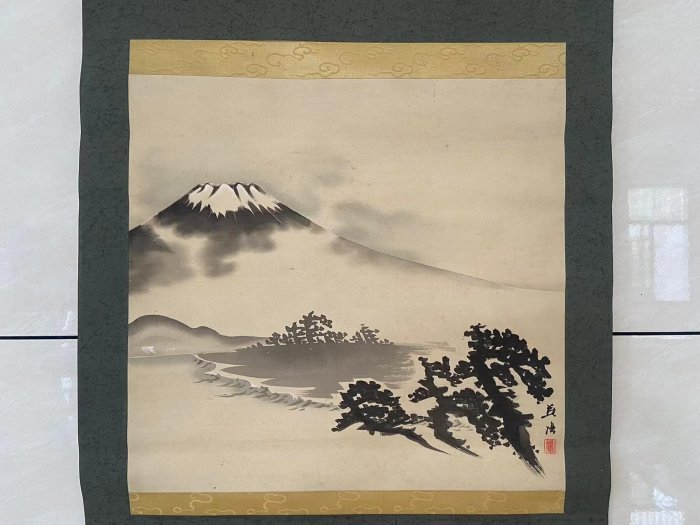 日本畫山水圖2 日本富士山山水畫，絹本綾裱，S39畫心40×42，軸頭有輕微老化，整體保存