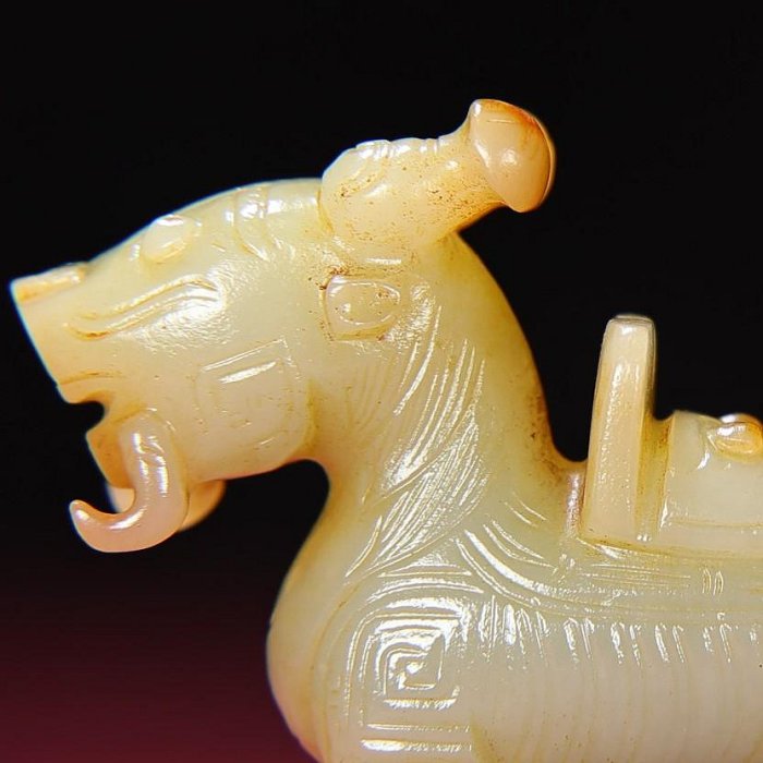 臻品旧藏，和田玉瑞兽包浆厚重，沁色入骨，工艺精湛，犀利民藏绝佳珍品