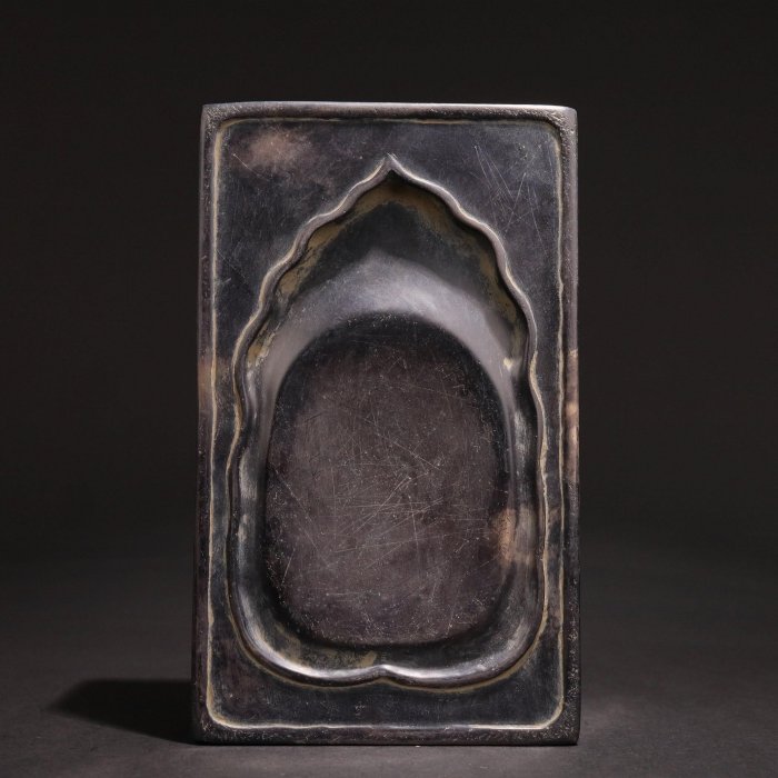 舊藏翡翠斑端硯：一方端硯，整硯墨銹斑駁，翡翠斑如翠色星子散落硯身