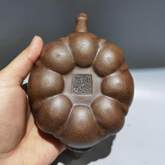品名：青蛙荷葉壺底款：陳鳴遠8562 尺寸：17/9cm..容量：400cc泥料