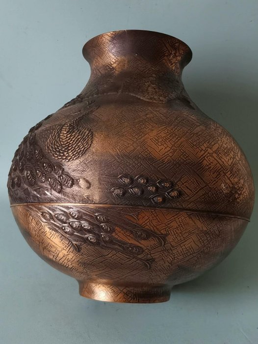 銅瓶　在銘 日本嚴選高崗鑄銅花瓶，浮雕孔雀松樹紋飾，瓶口11cm，最寬21cm，高23cm