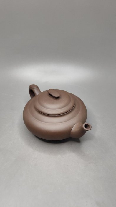 推薦典藏80年代紫砂名家朱愛仙力作，黃龍山原礦未開工壺，質地優良