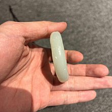 嚴選和田白玉雕螭龍玉環，外徑5.3cm，條粗1.3cm，重45g。玉質溫潤如締